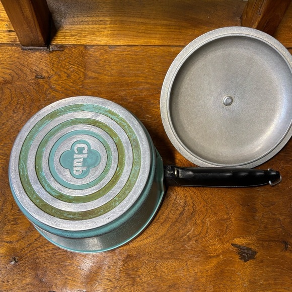 Set of 2 vintage torquoise/ teal Club cast aluminum cookware - Picture 6 of 15